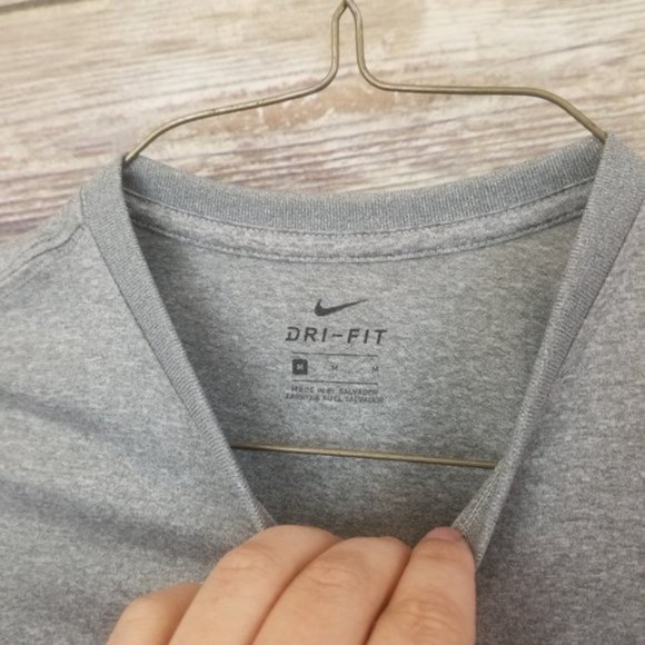 ⬇️⬇️ Nike Dri-Fit Short Sleeve Tee Girls MEDIUM - Picture 3 of 4